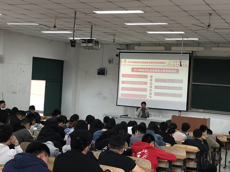 学生党员学习两会精神.JPG