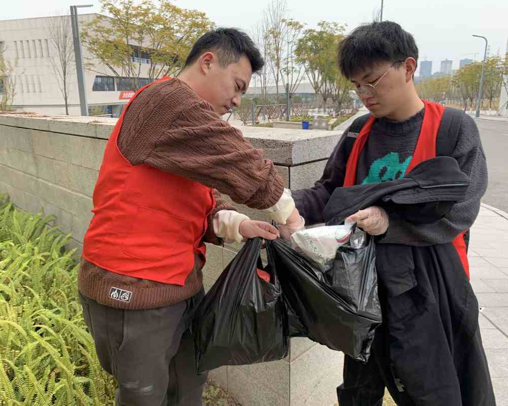 土木工程学院志愿服务队开展学雷锋校园清洁活动1.jpg