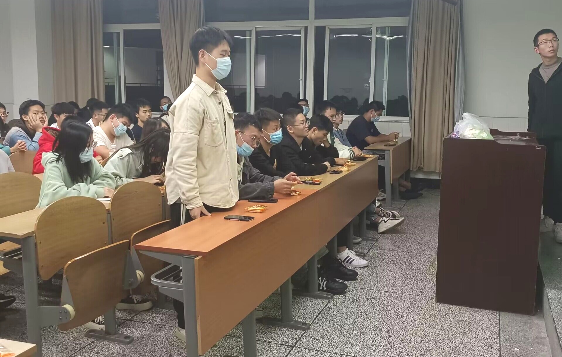 土木工程学院土木工程专业2021级1班和工程造价2021级3班开展十月班团活动2.jpg