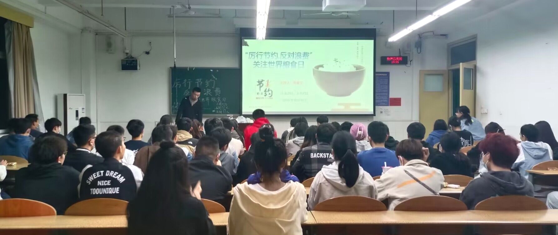 土木工程学院土木工程专业2021级1班和工程造价2021级3班开展十月班团活动1.jpg