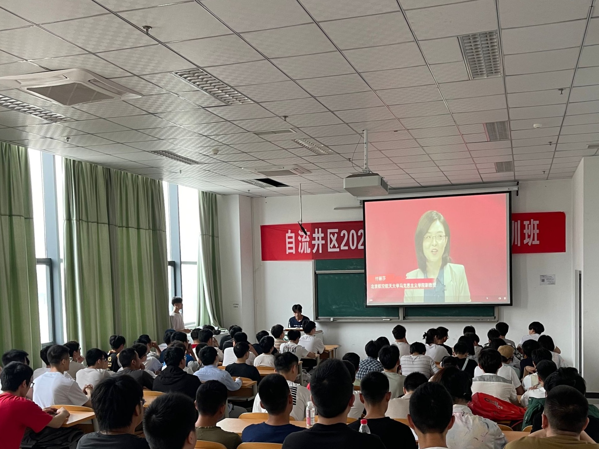 土木工程学院组织全体学生同上“四史’思政大课.jpg