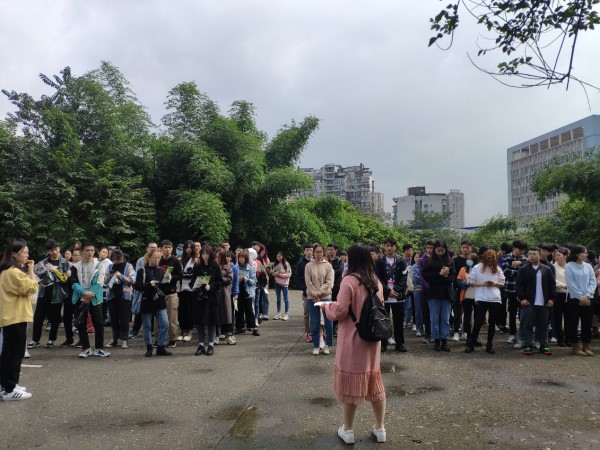 “紧跟垃圾分类时尚，弘扬舌尖节约美德’校内实践活动.jpg
