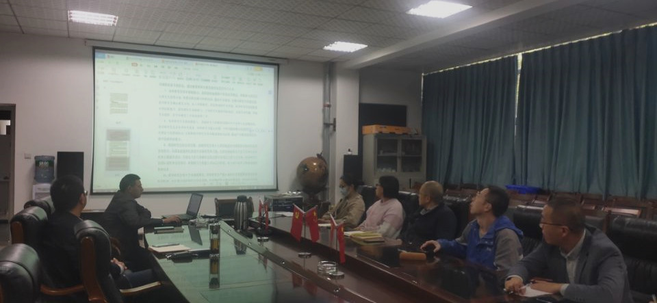 土木工程学院召开研究生导师座谈会.jpg