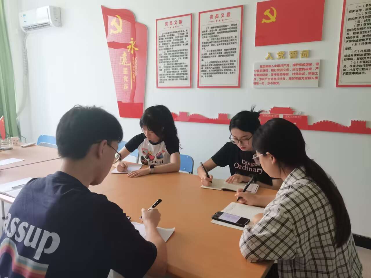 土木工程学院学生党员二支部召开9月支委会.jpg