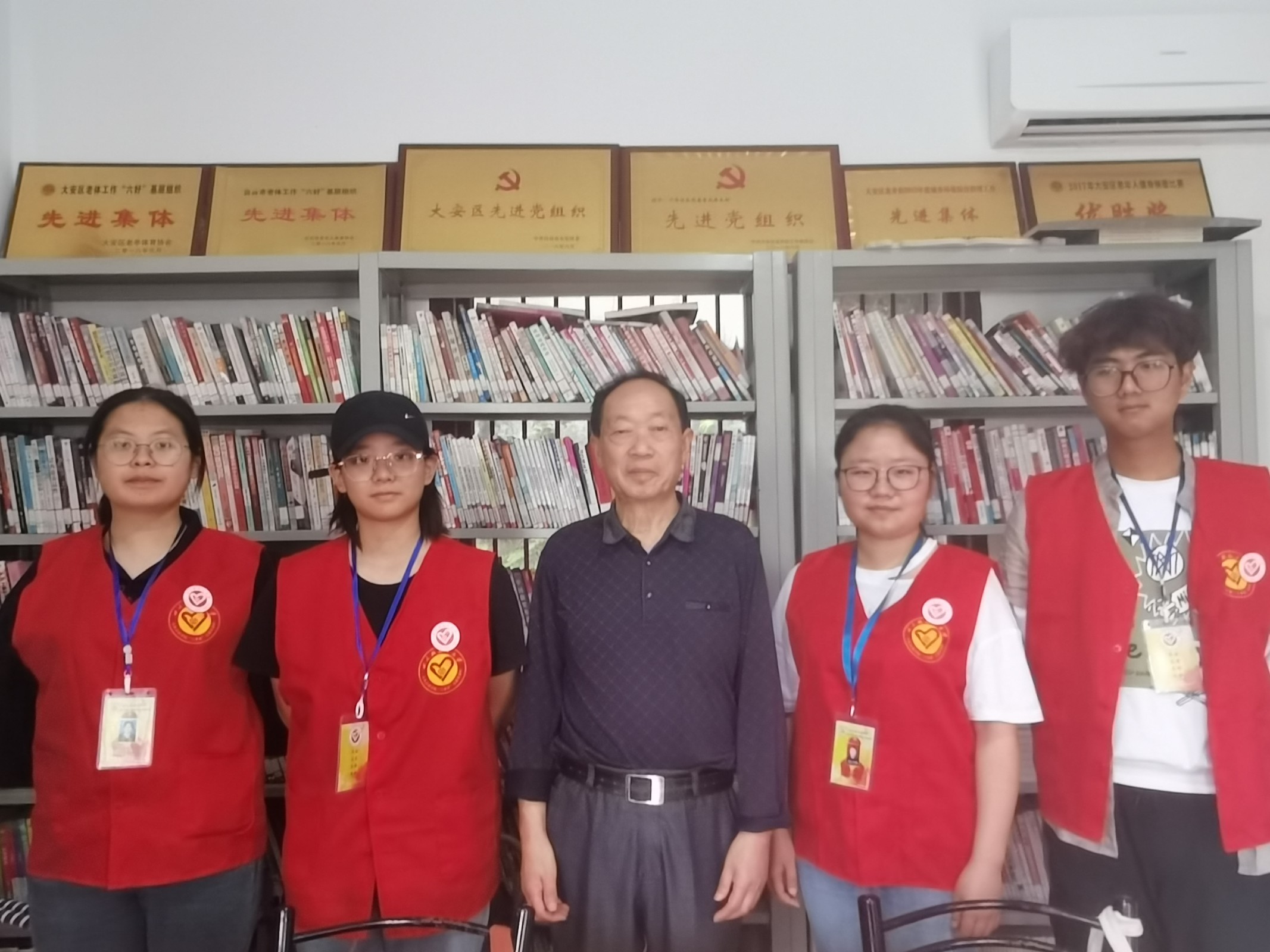 土木工程学院“筑梦者’志愿服务队开展“传承红色基因，弘扬红色精神’访问老党员活动2.jpg