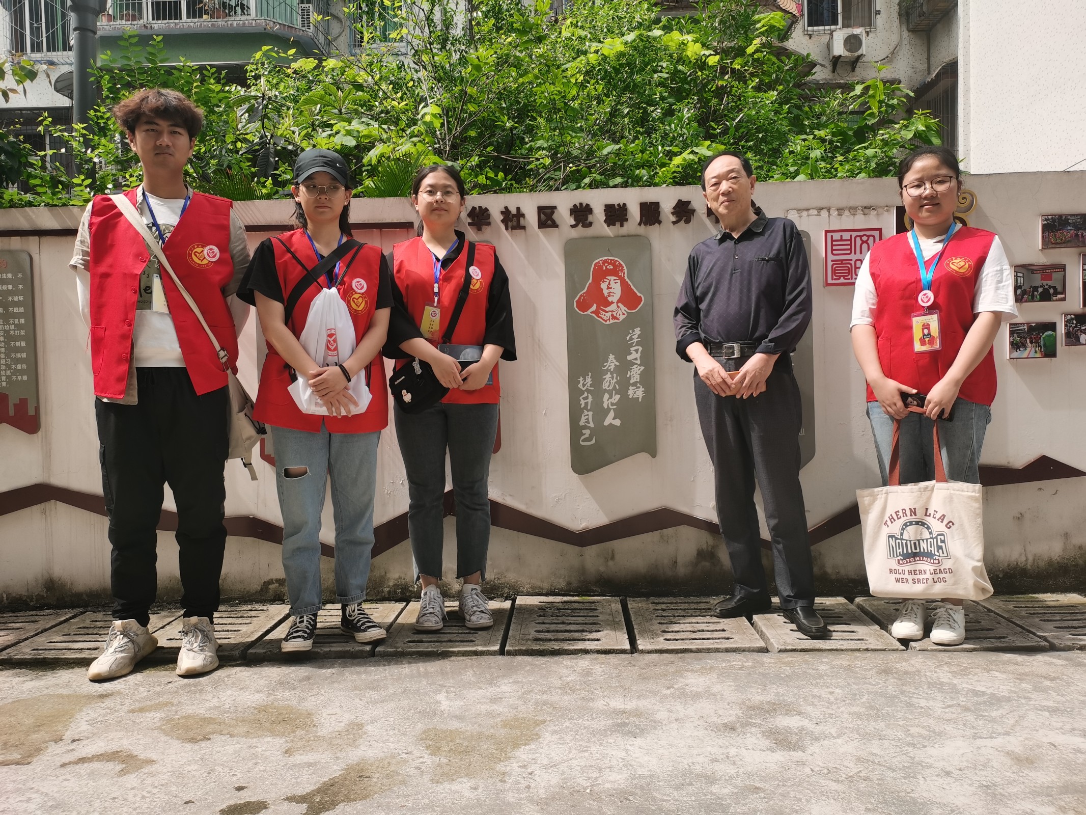 土木工程学院“筑梦者’志愿服务队开展“传承红色基因，弘扬红色精神’访问老党员活动1.jpg