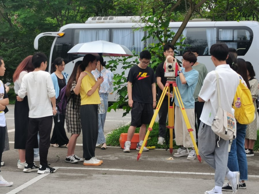 土木工程学院建筑爱好者协会举办第十二届“首盛杯’测绘技能大赛赛前培训2.jpg