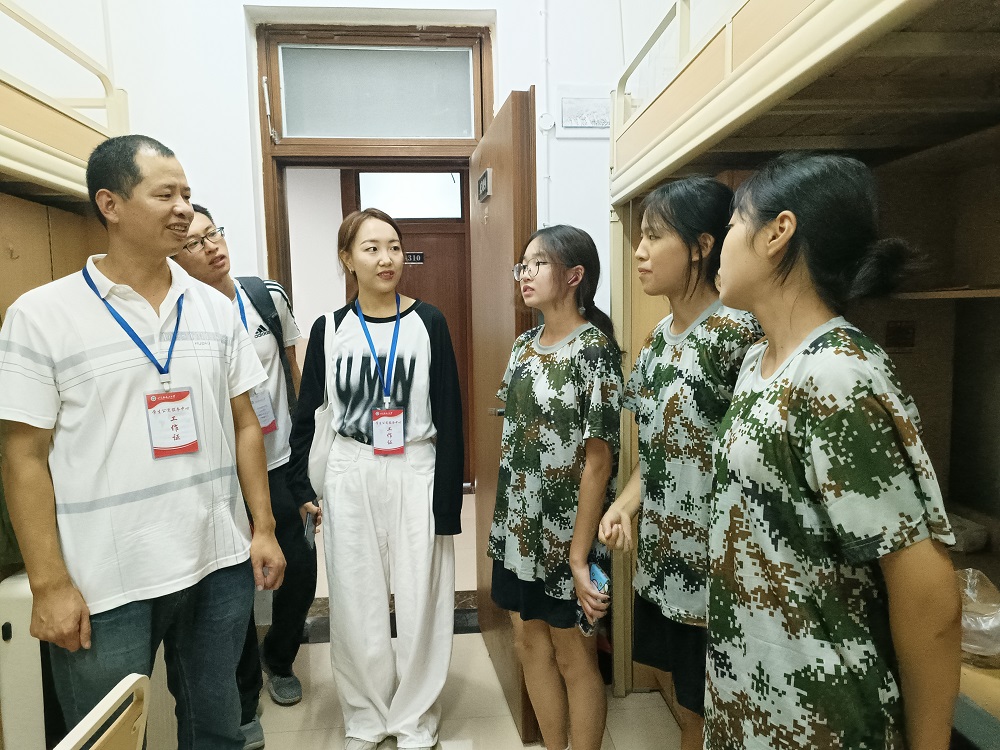 土木工程学院领导走访2023级新生宿舍2.jpg