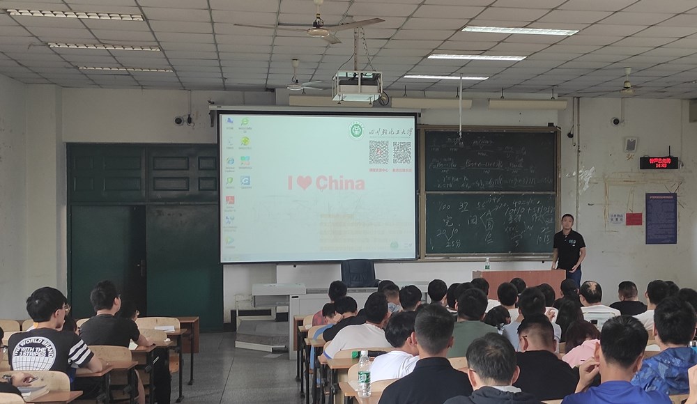 土木工程学院召开2018级土木工程专业考研经验分享会.jpg