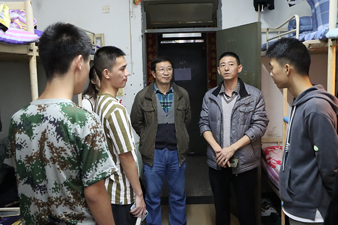 土木工程学院领导与教师走访2020级新生宿舍(1).png