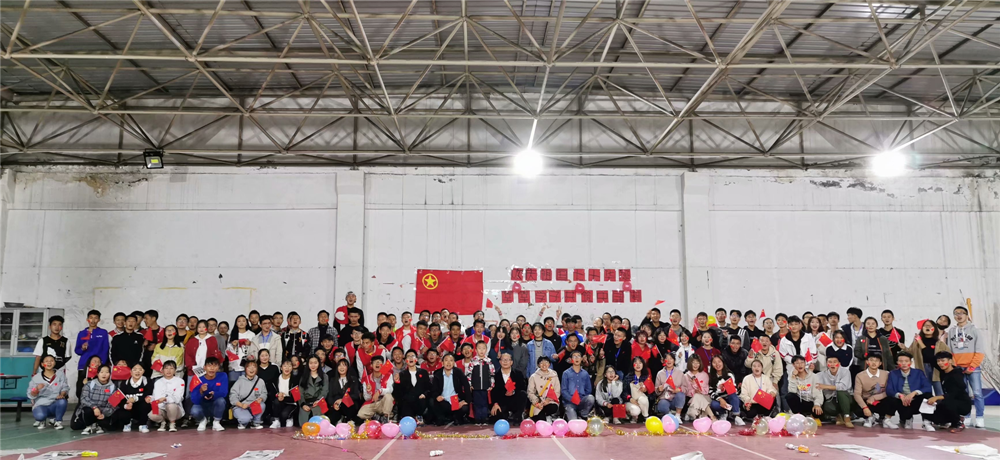 欢庆祖国七十华诞，莘莘学子共筑中国梦.png