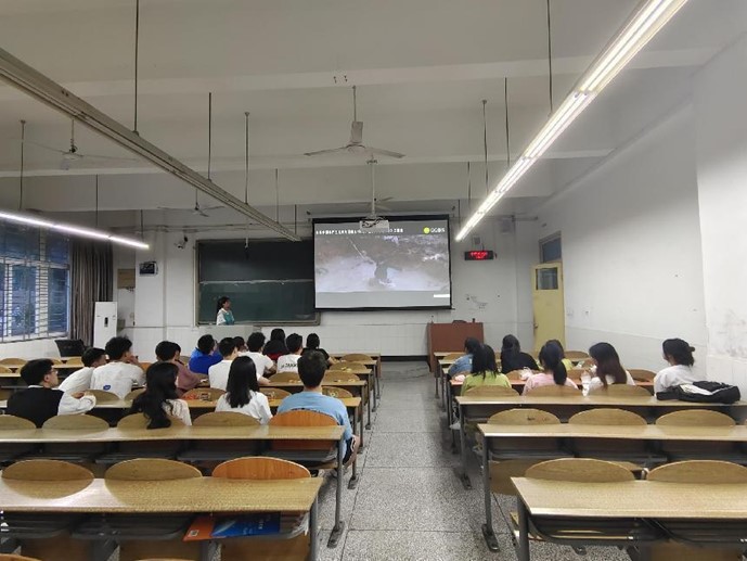 土木工程学院2021级工程造价3班开展新学期班会.jpg