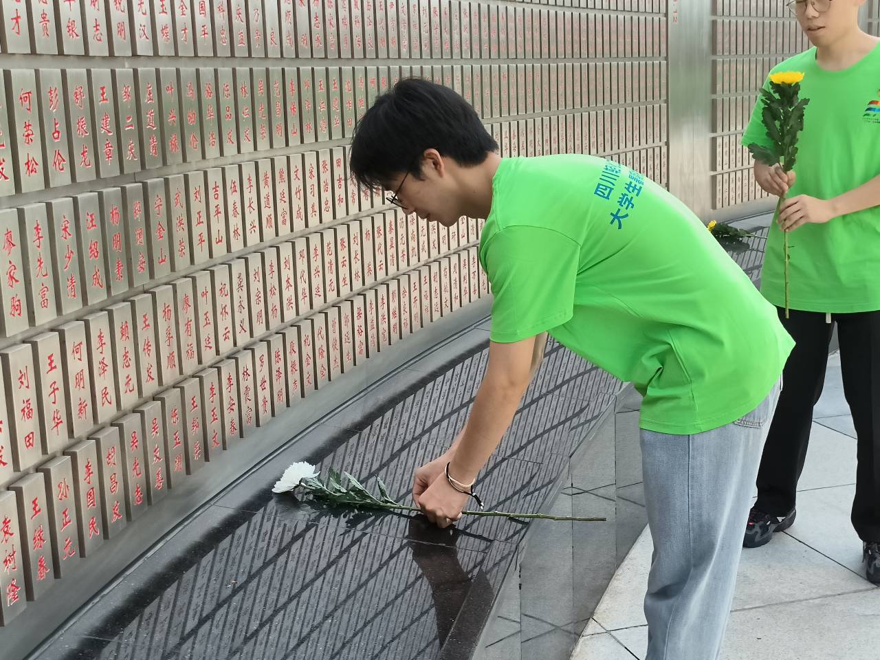 土木工程学院“筑梦者’志愿服务队开展暑期社会实践活动­——成都烈士陵园篇2.jpg
