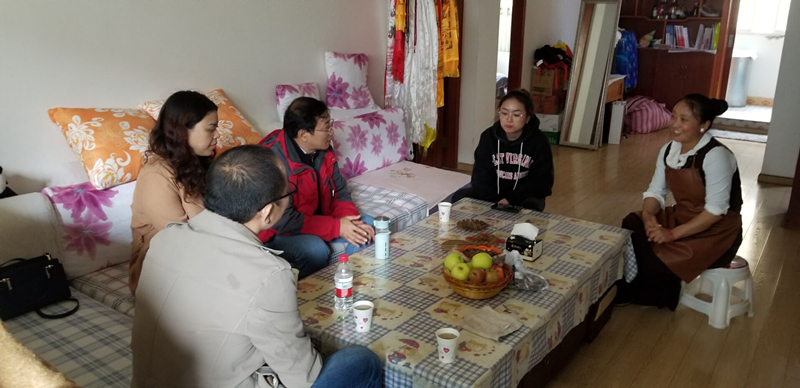 土木工程学院对雅江县深度贫困生进行家访.jpg