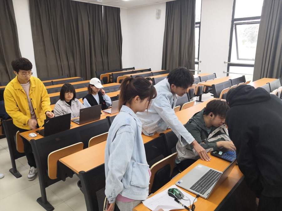土木工程学院建筑爱好者协会开展CAD软件安装指导培训.jpg