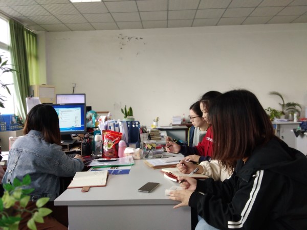 土木工程学院学生党员二支部召开10月支部委员会.jpg