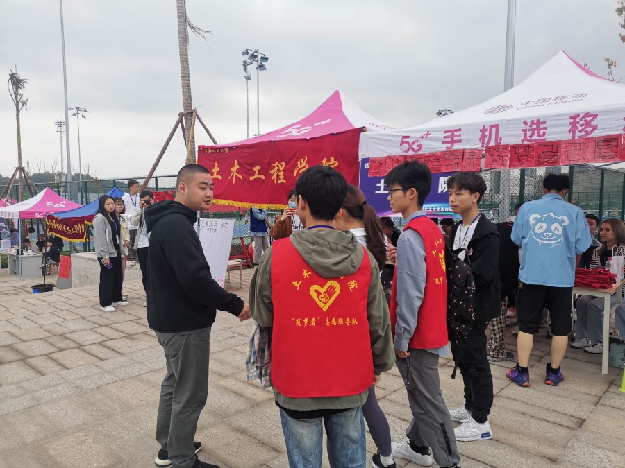 土木工程学院“筑梦者’志愿服务队开展运动会“一对一’帮扶活动3.jpg