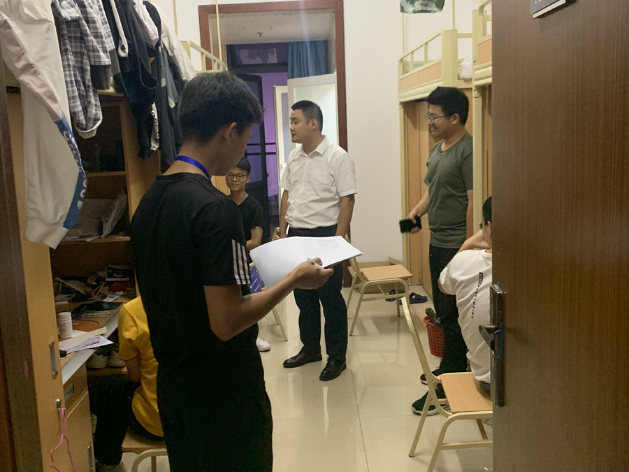 土木工程学院进行寝室安全检查2.png