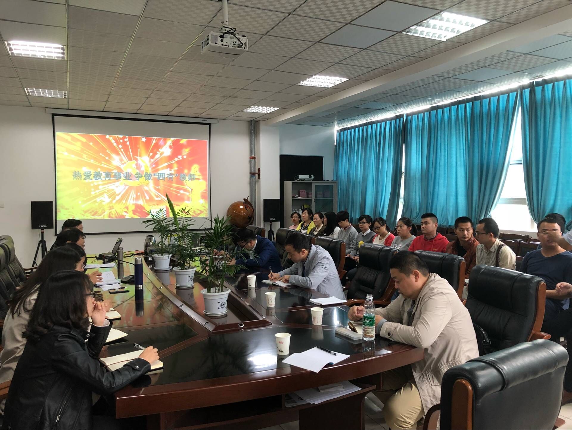 土木工程学院开展以“热爱教育事业，争当‘四有’教师’为主题的党课学习活动.jpg