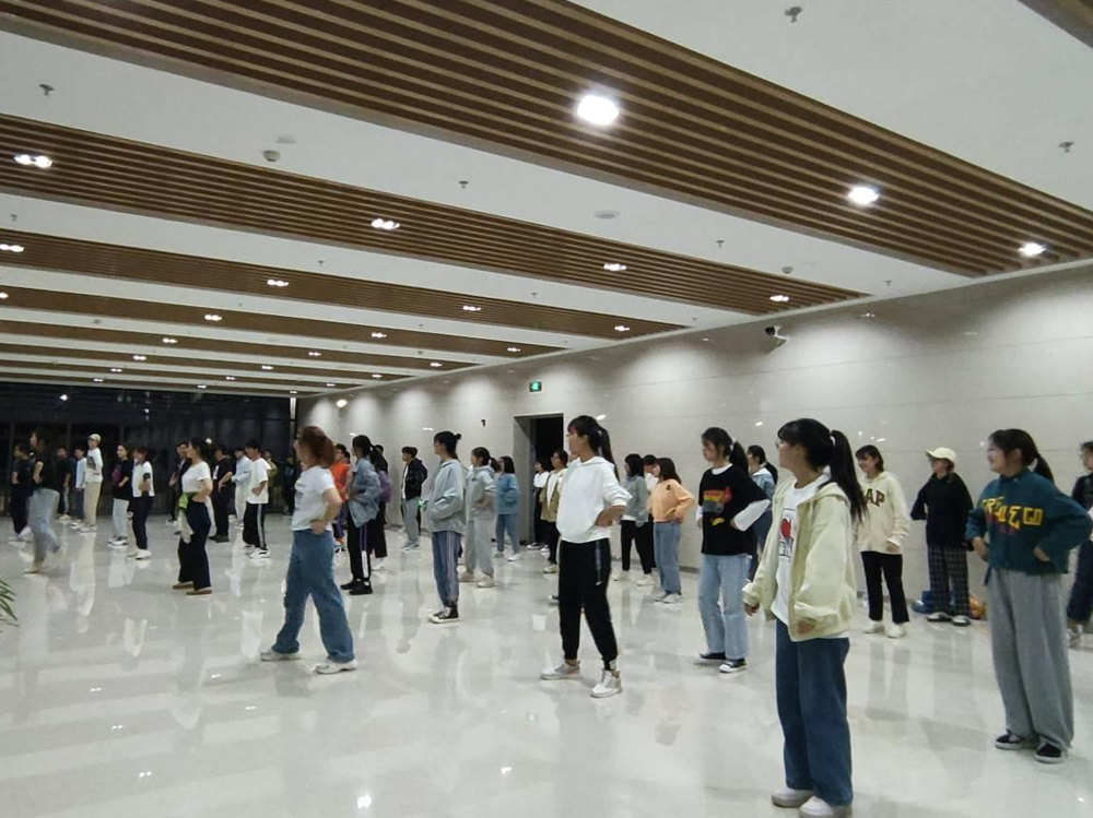 土木工程学院开展“活力青春，跃出姿态’健美操训练活动1.png