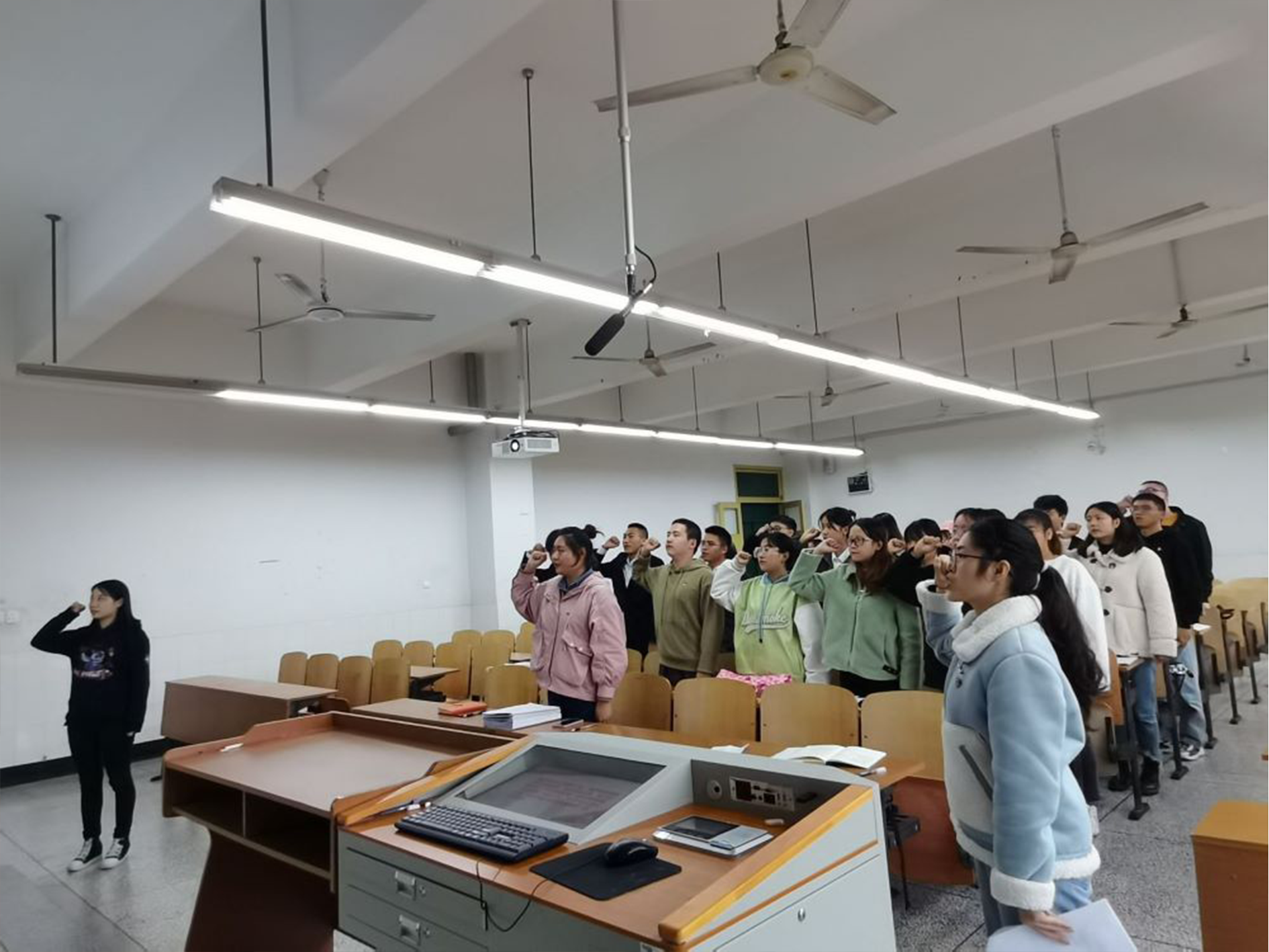 土木工程学院学生党员四支部召开预备党员转正大会 3.png