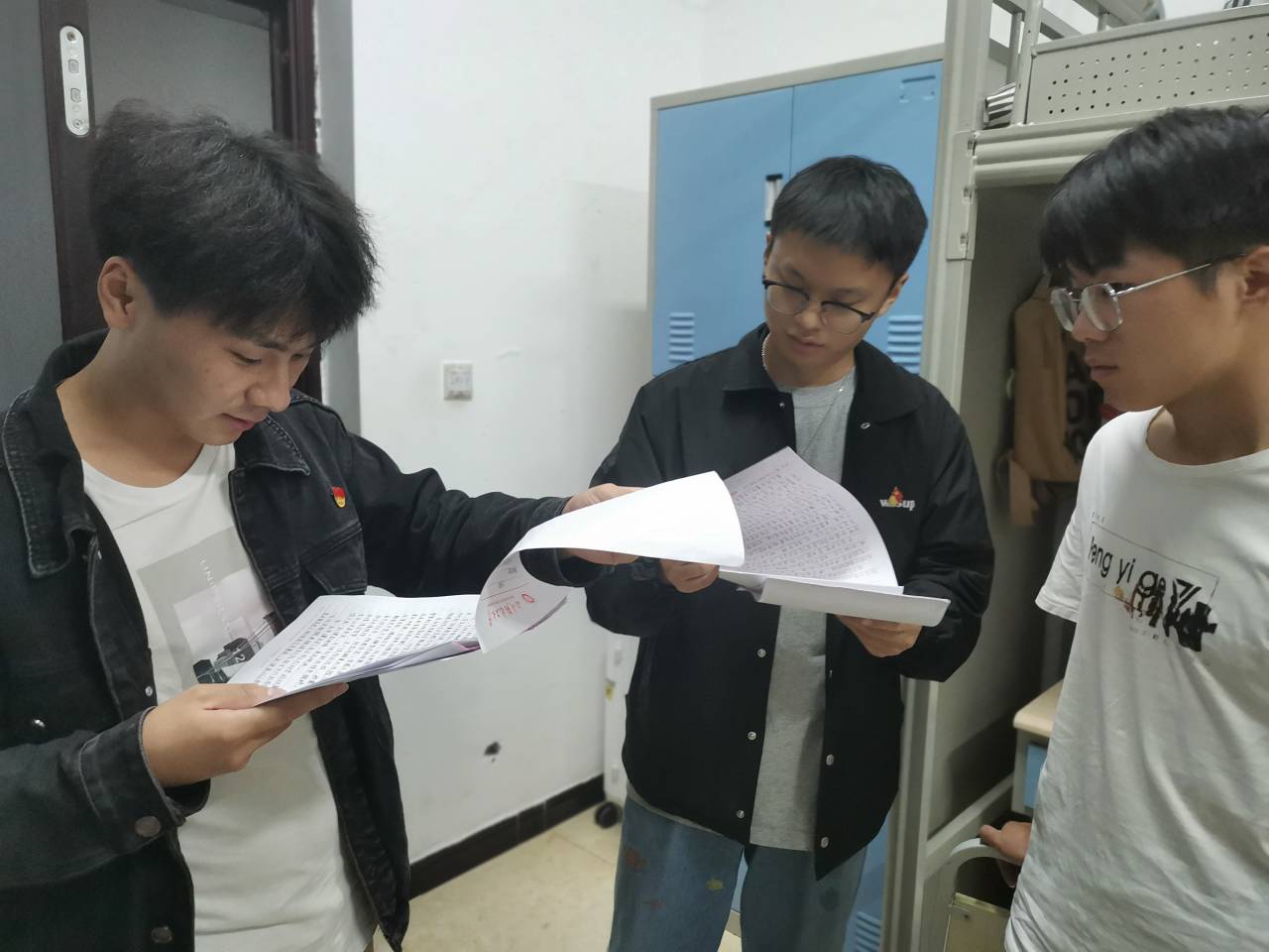 土木工程学员学生党员一支部开展入寝答疑工作1.jpg