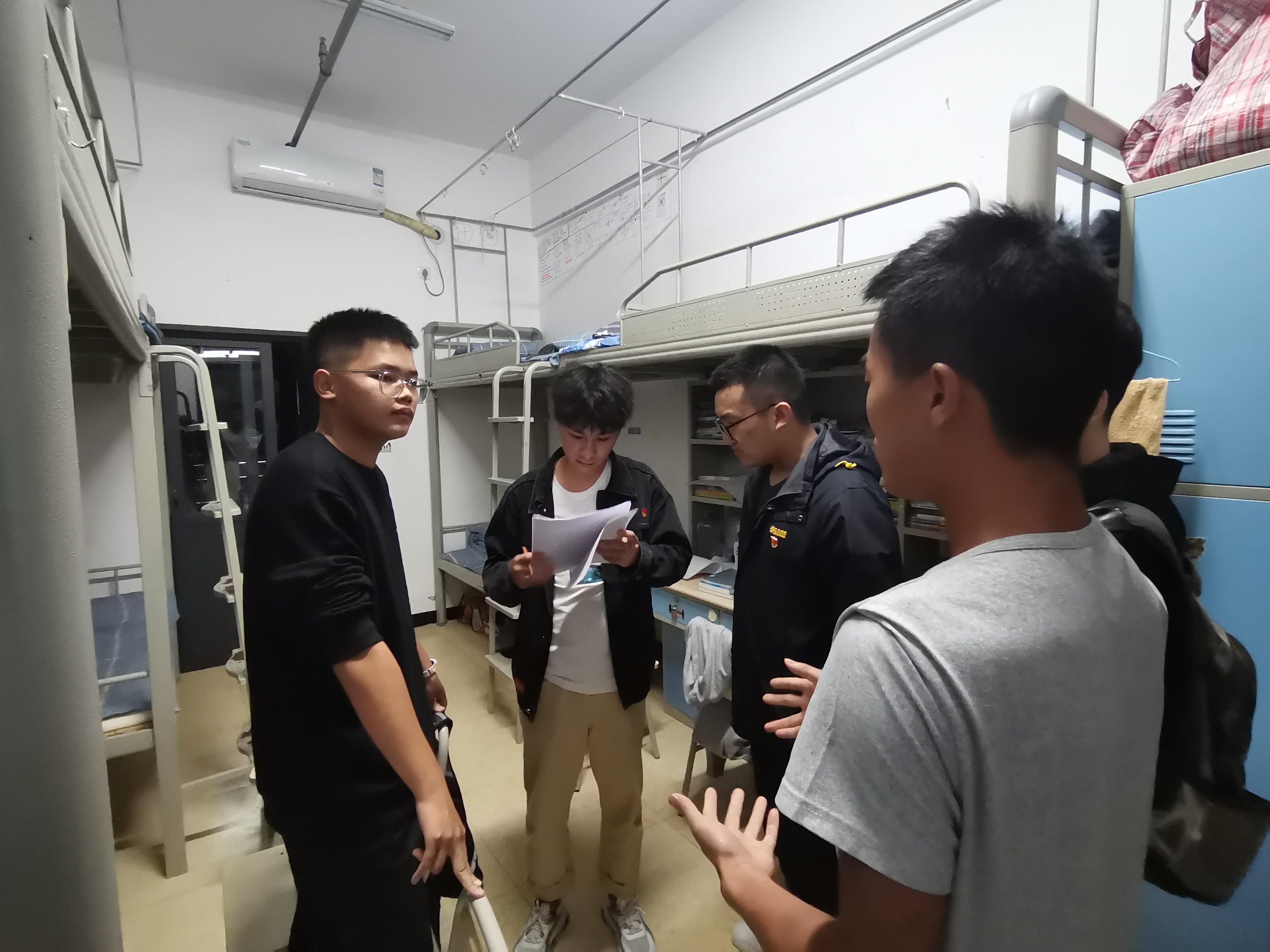 土木工程学员学生党员一支部开展入寝答疑工作2.jpg