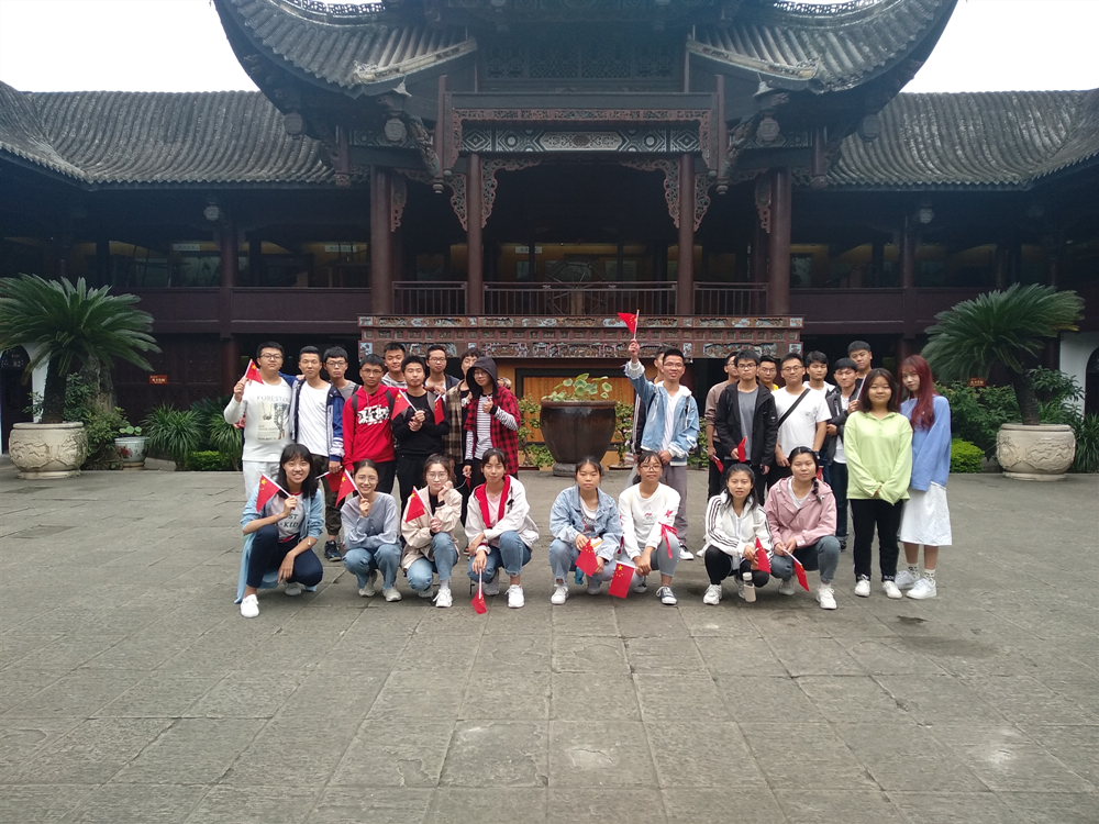 欢庆中国七十华诞，莘莘学子共筑中华梦 ——土木工程学院给排193班开展十月班团活动.jpg