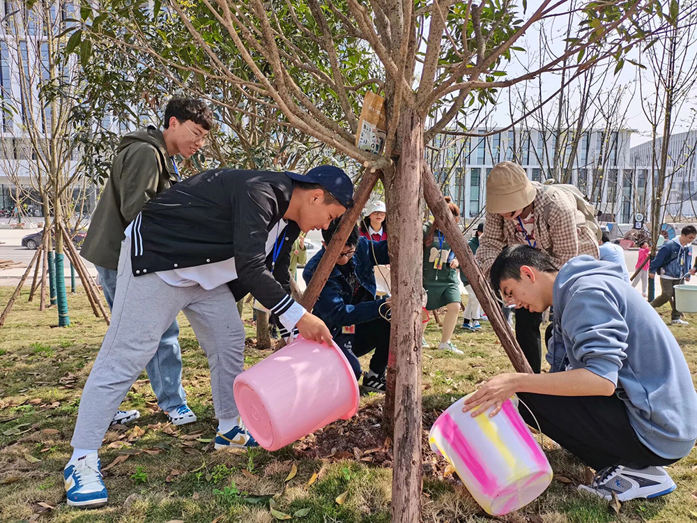 土木工程学院“筑梦者’志愿服务队开展“3.12’植树节校园美化活动1.png
