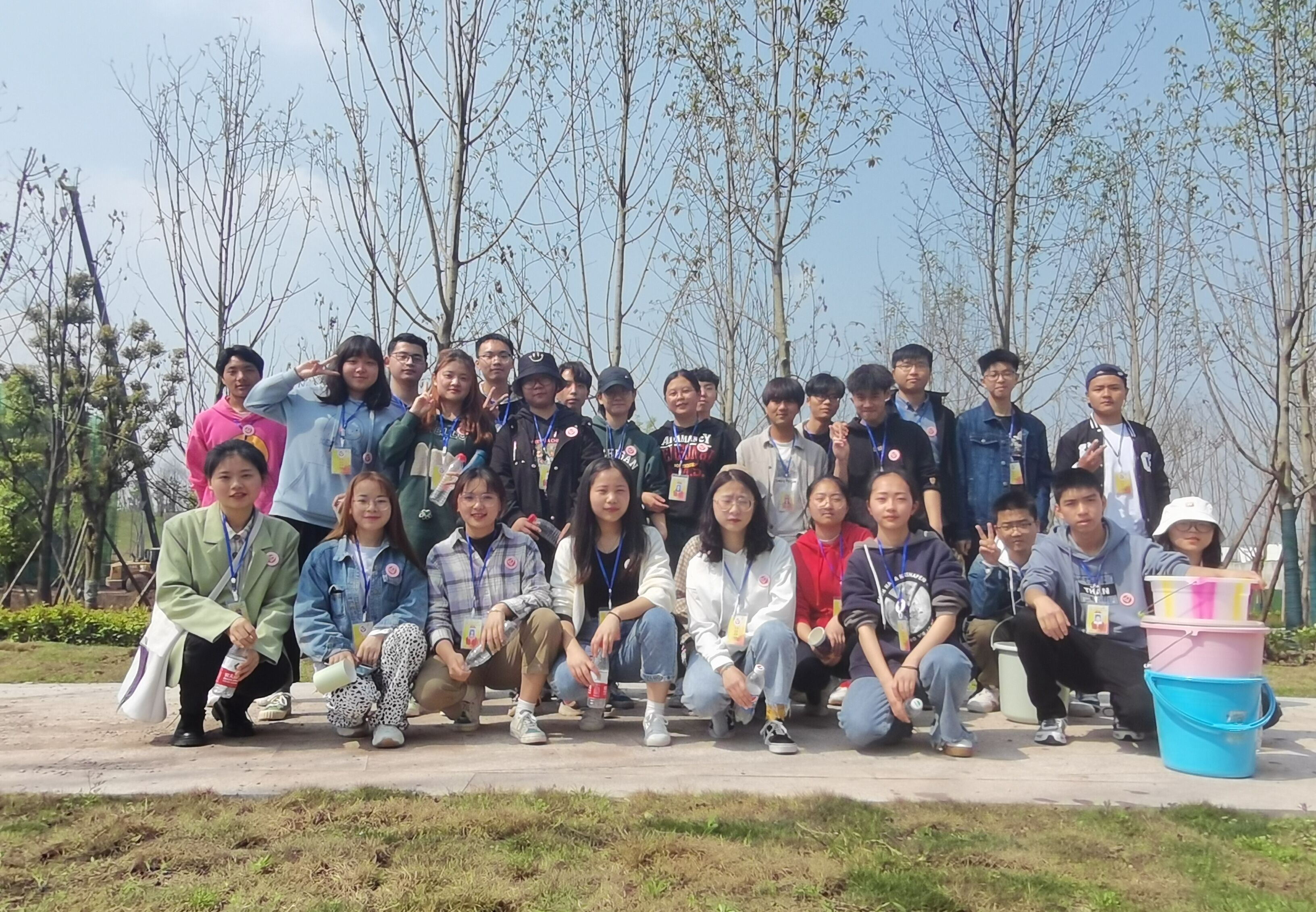 土木工程学院“筑梦者’志愿服务队开展“3.12’植树节校园美化活动3.jpg