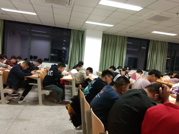 土木工程学院设置“温暖自习室’2.jpg