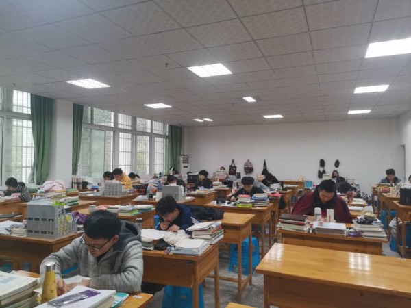 土木工程学院设置“温暖自习室’3.jpg