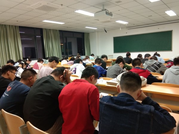 土木工程学院设置“温暖自习室’1.jpg