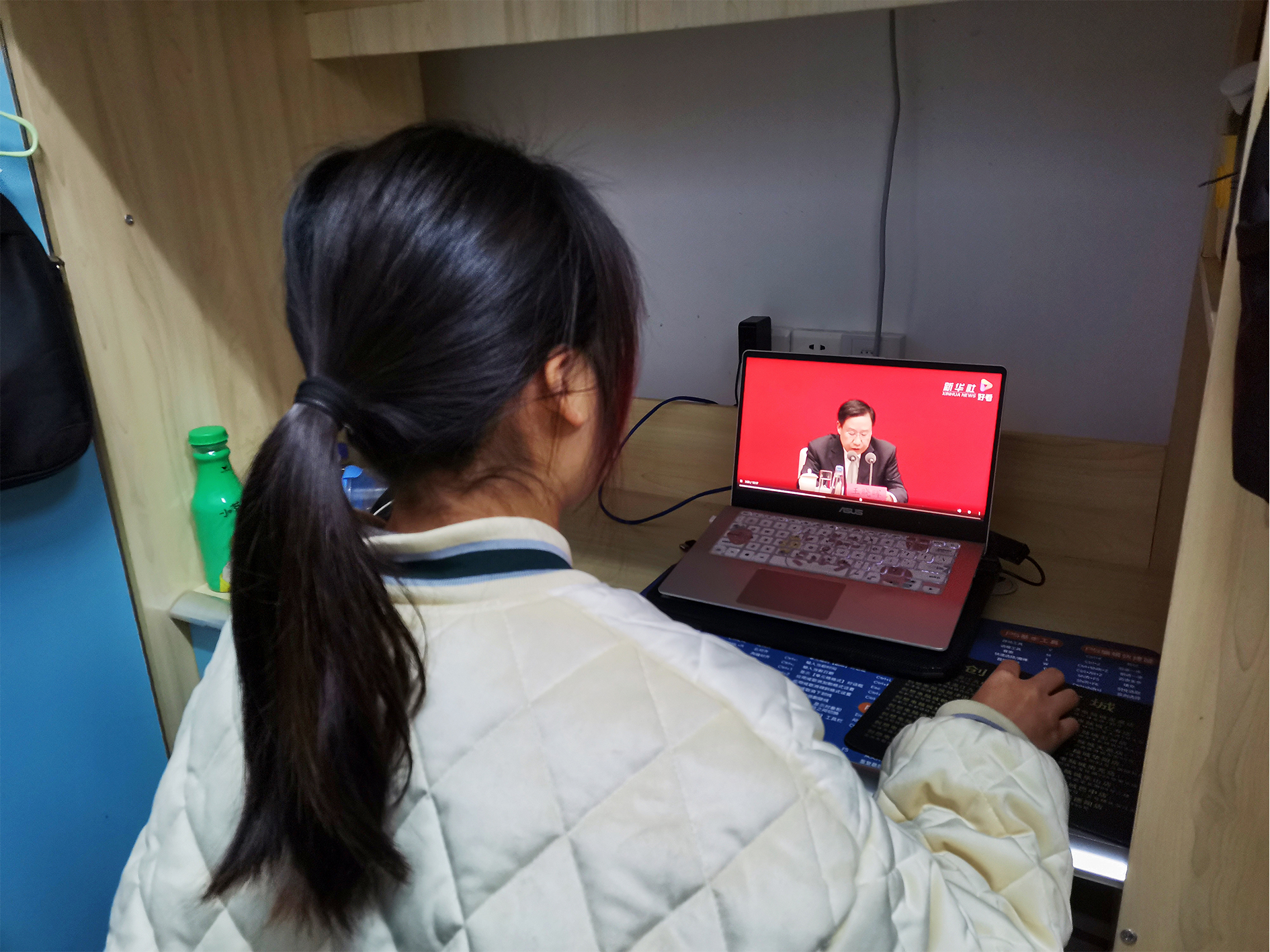 土木工程学院青年学生多渠道、全方位学习党的十九届六中全会4.jpg