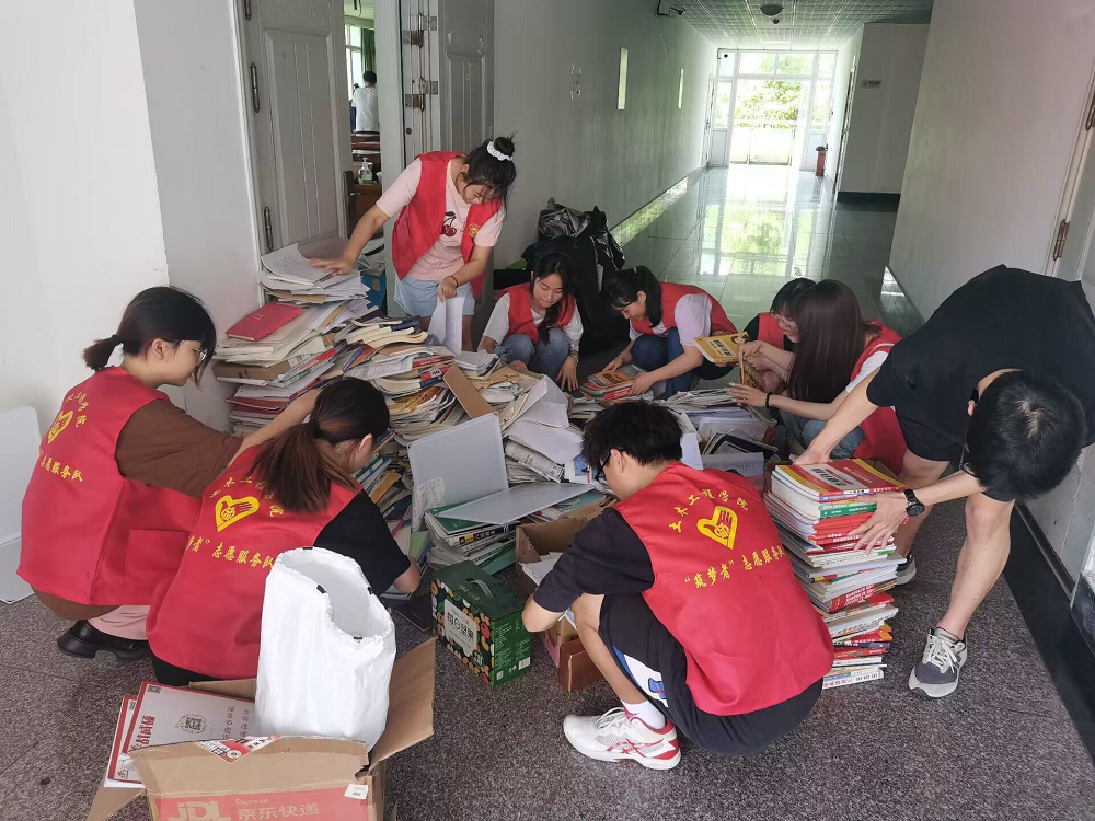 土木工程学院“筑梦者’志愿服务队开展考研自习室清扫活动1.jpg