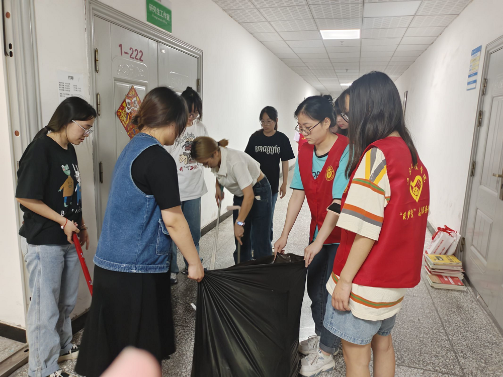土木工程学院“筑梦者’志愿服务队开展考研自习室清扫活动2.jpg