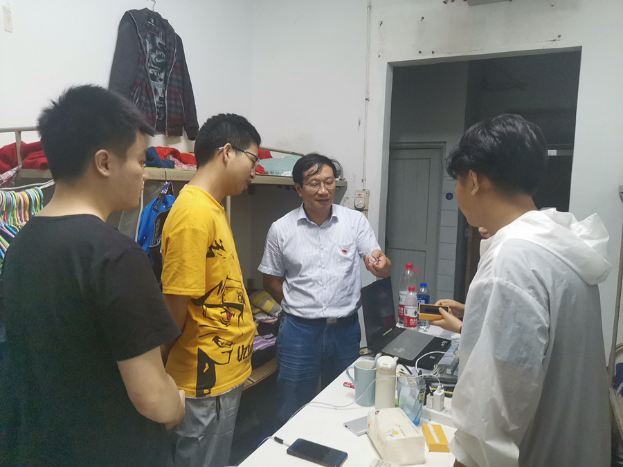 土木工程学院老师走访宿舍温情送别毕业生1.png