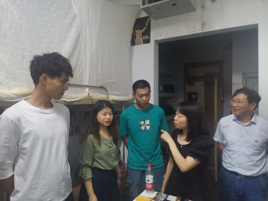 土木工程学院老师走访宿舍温情送别毕业生2.png