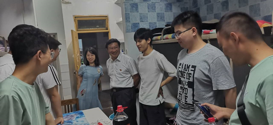 土木工程学院老师走访宿舍温情送别毕业生3.png