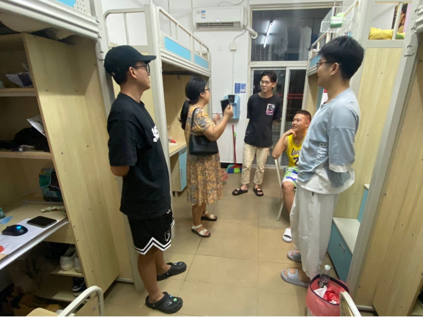 土木工程学院教师走访2023级研究生宿舍.jpg