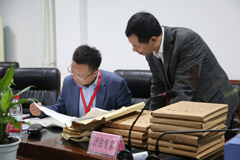 王清远教授检查学生毕业设计和试卷.JPG