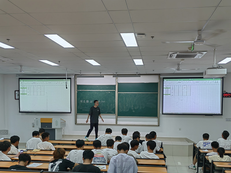 土木工程学院2023级土木工程专业召开新生班会.jpg