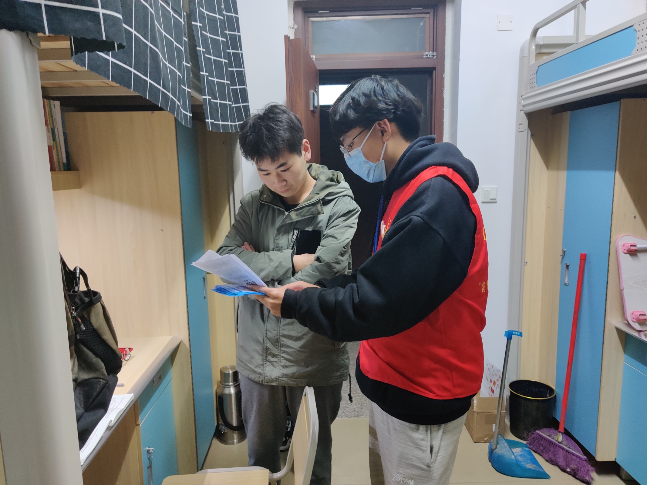 土木工程学院“筑梦者’志愿服务队开展疫情防控入寝宣传活动1.jpg