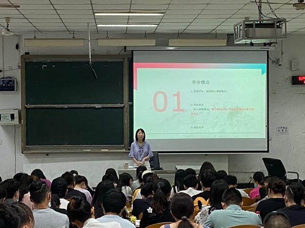 土木工程学院2017级工程造价专业召开期末班会.jpg