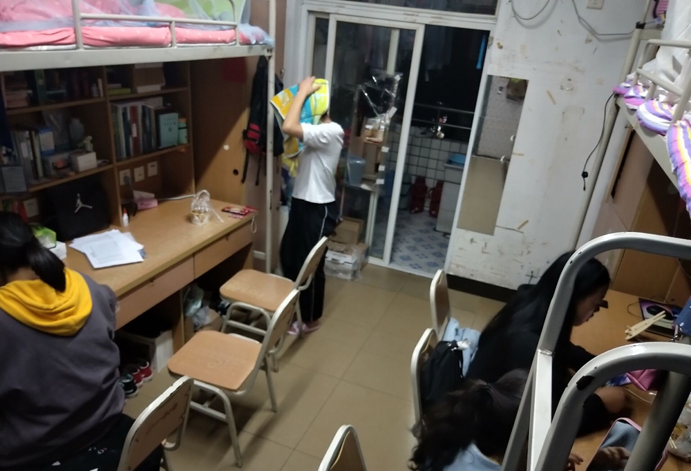 土木工程学院团总支学生会生活部治保部联合开展第二次查寝工作（2）.jpg