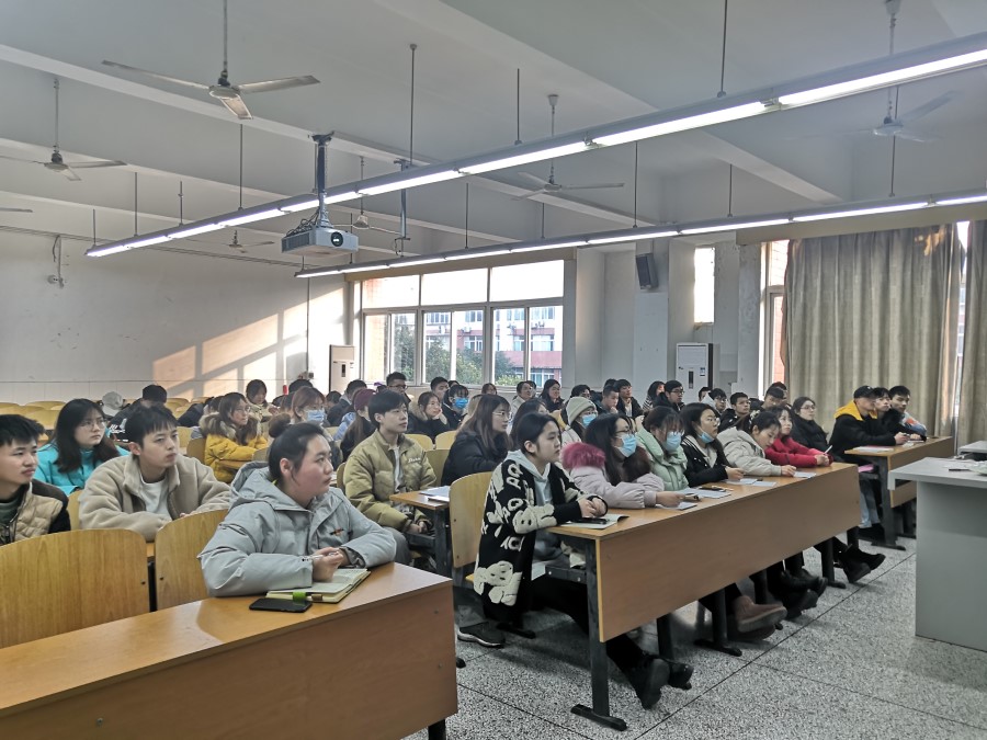 土木工程学院学生党员四支部召开关于向周永开等七名全国优秀共产党员学习专题会议2.jpg
