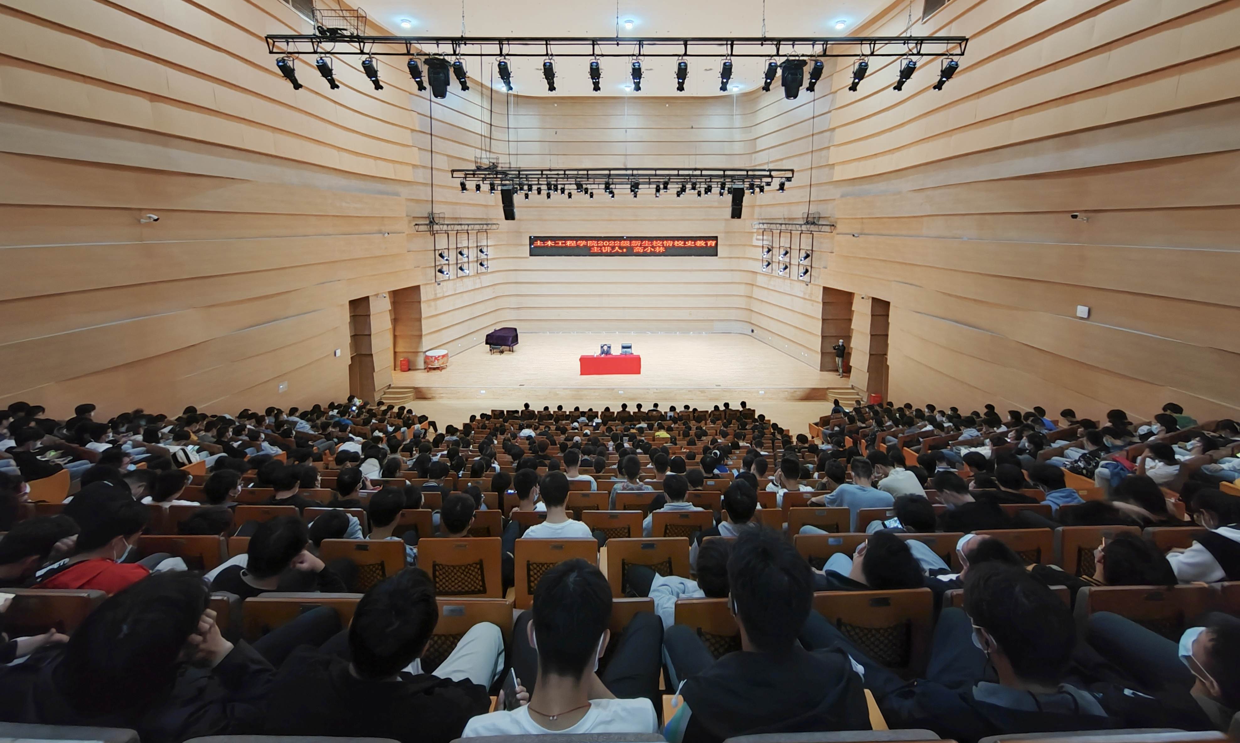 副校长高小林为土木工程学院全体新生作校史校情专题报告2 (1).jpg