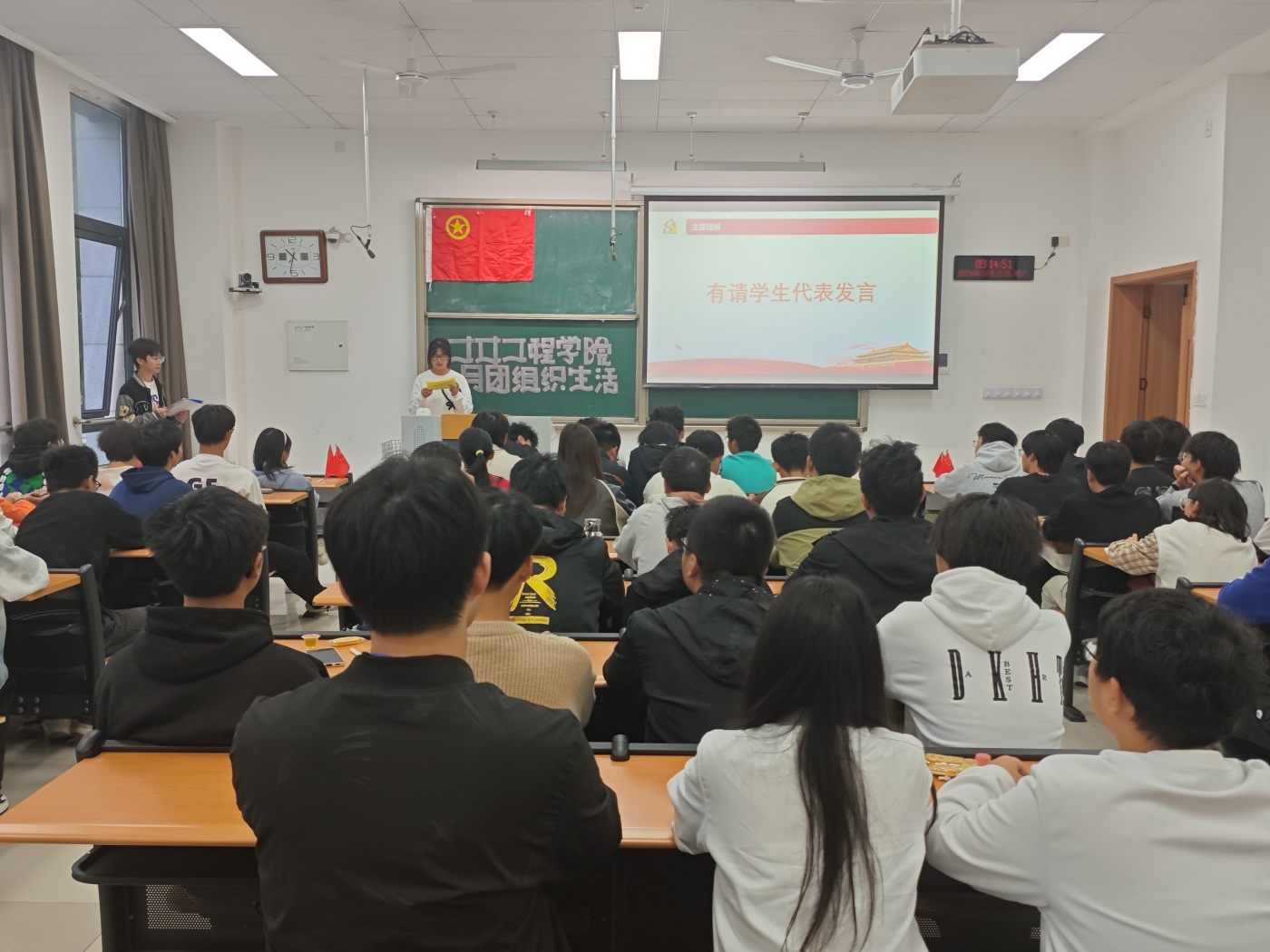 土木工程学院举办“学习贯彻习近平外交思想，构建人类命运共同体”主题团组织活动1_副本.jpg