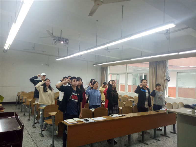 2019年10月16日学生党员三支部开展重温入党誓词暨对照党章找差距专题会议活动照片二_副本.jpg