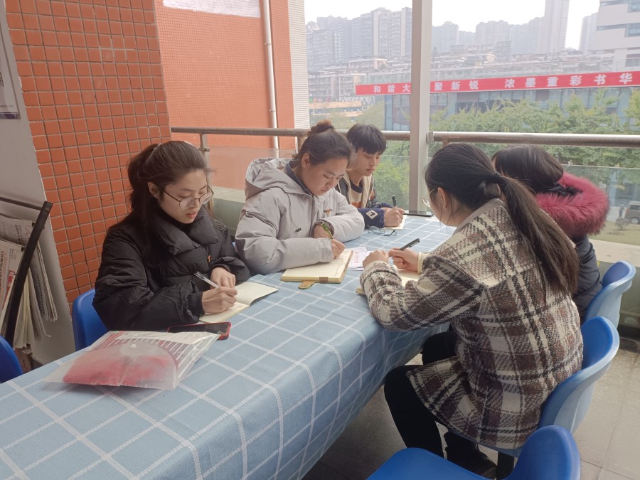 土木工程学院学生党员四支部召开1月支委会.jpg